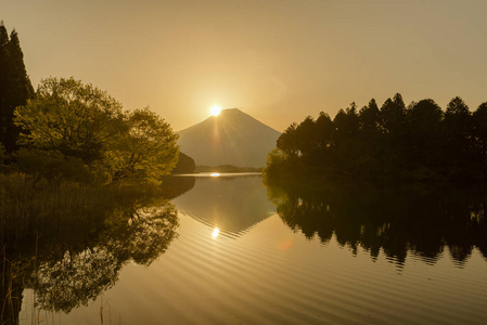 塔努基湖福吉山的倒影