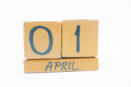 四月一日。 月1日手工木历孤立在白色背景上。 一年中的春月