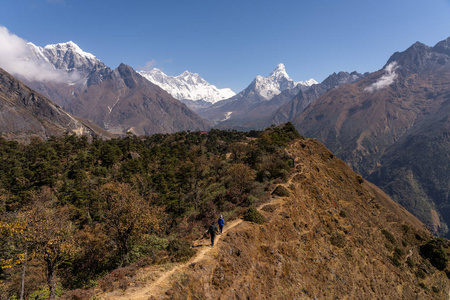 徒步旅行者在珠穆朗玛峰徒步旅行路线喜马拉雅山脉尼泊尔亚洲
