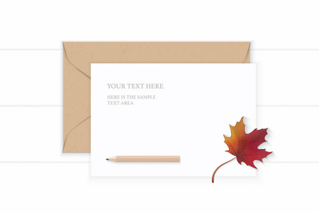 平躺顶部，优雅的白色构图字母，牛皮纸，信封，铅笔和秋天的红色枫叶在木制背景上。