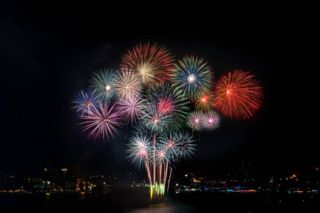 五颜六色的烟花，各种颜色的夜晚，庆祝和周年纪念的概念。