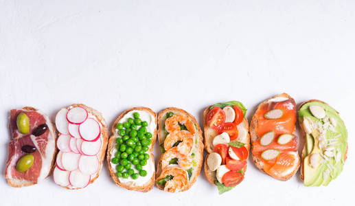 用面包和美味的配料准备的三明治或塔帕斯。 可能是健康早餐的好食物而不是午餐。 水平方向