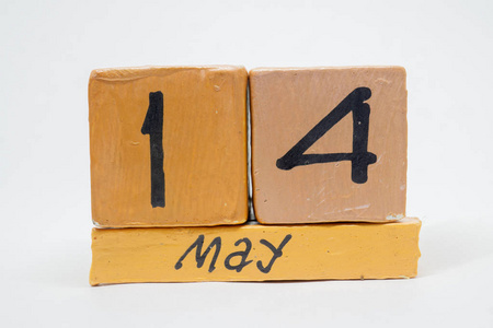 五月十四号。 月14日手工木历隔离在白色背景上。 春季月日的一年概念。