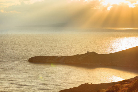 希腊海岸线在清晨太阳升起的希腊佩罗奔尼撒马尼。 美丽的风景自然风光。