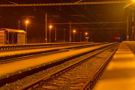 捷克夜间的一个小火车站图片