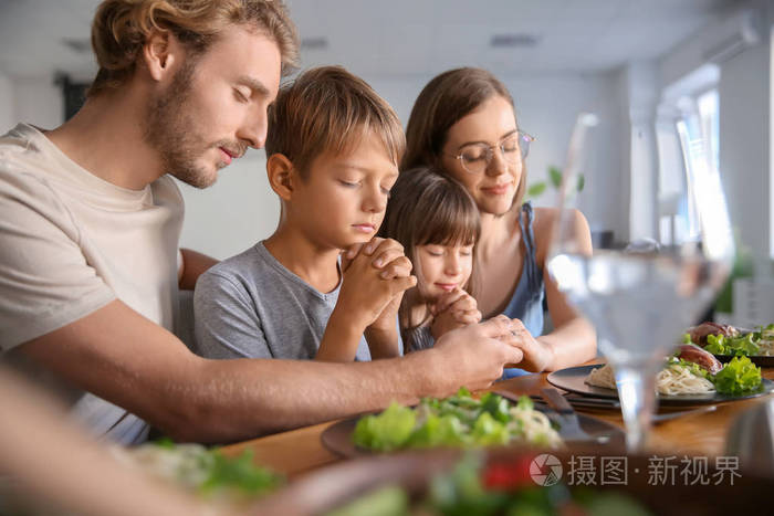 家人在家吃饭前祈祷