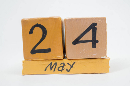 五月二十四日。 月24日手工木历隔离在白色背景上。 春季月日的一年概念。