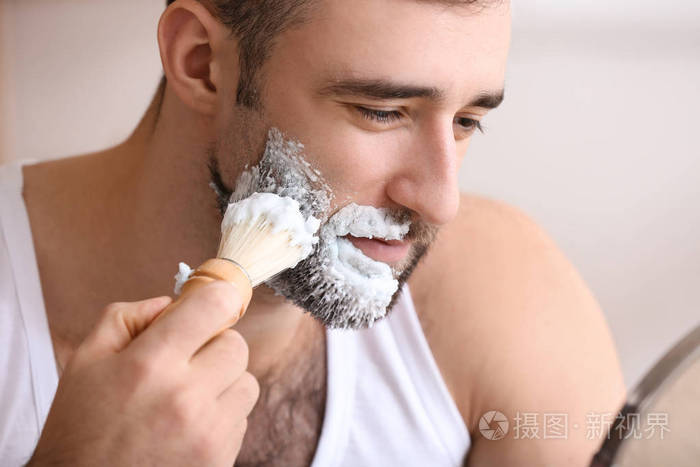 帅哥在浴室刮胡子