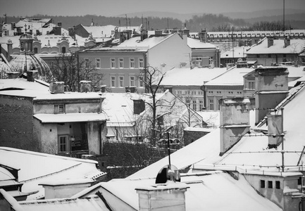 克拉科夫在圣诞节期间，鸟瞰市中心雪屋顶。 BW照片。 波兰。 欧洲。