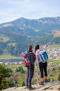 对夫妇的徒步旅行者上这座山峰显示方式与登山杆