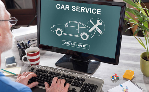 使用电脑的人，屏幕上有汽车服务的概念