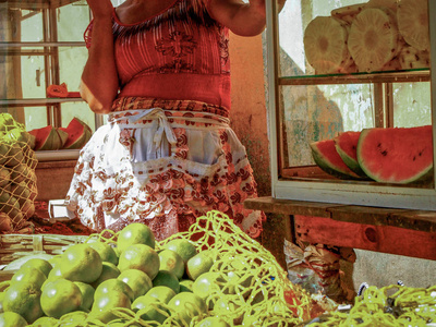 在危地马拉市场卖水果的女人
