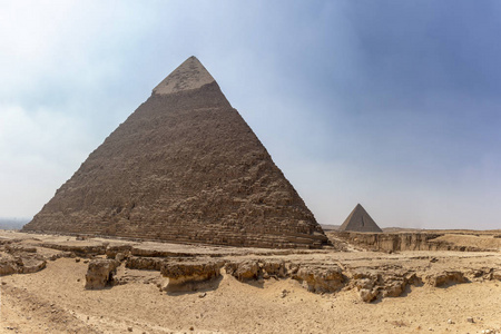 吉萨大金字塔的全景，哈弗勒金字塔或切弗伦和远观埃及的蒙卡雷金字塔