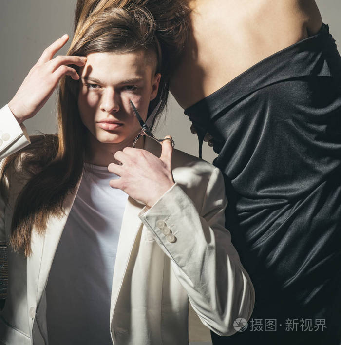 友好关系.家庭纽带.男人和女人.新发型为你
