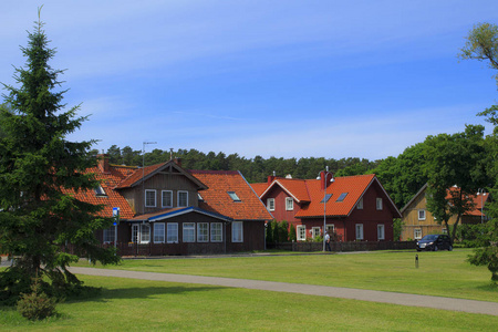 传统的立陶宛木制和半木结构的房子在农村。胡德克兰特村