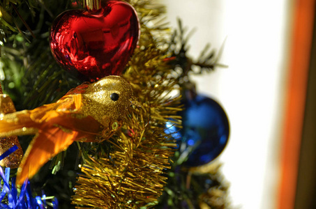 圣诞树装饰的细节，彩色球，闪闪发光的丝带。 圣诞假期概念。