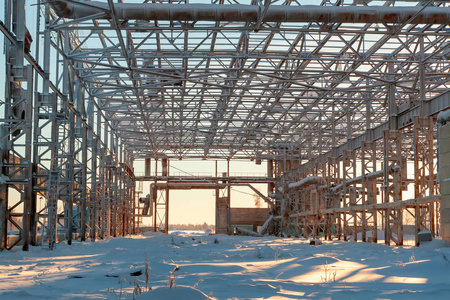 冬季未完成施工的钢结构骨架。