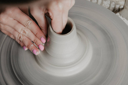 制作一个白色粘土的罐子或花瓶特写镜头。妇女手做黏土水罐