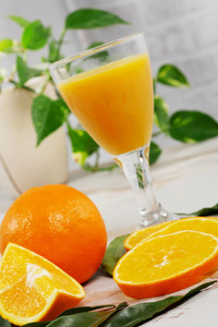 一张白色的木桌上放着橙汁和一杯橙汁