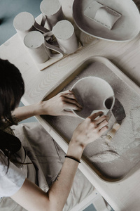 做陶器的女人砂质粘土板工艺的特写