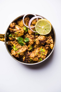 山羊羊或羊肉的大脑BHEJA油炸是一种流行的印度或巴基斯坦菜，在巴克拉伊德EIDulZuha上烹饪。 在卡拉希锅或盘子里服