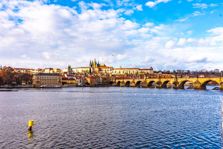 布拉格捷克共和国远望查尔斯桥和布拉格城堡。 伏塔瓦河附近阳光明媚的冬日。 布拉格城市景观与布拉格城堡的全景。 捷克首都。