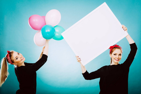 广告假日庆祝概念。 微笑快乐的女孩拿着演示板横幅标志，五颜六色的气球玩得很开心