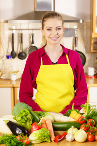 厨房里有许多蔬菜的年轻女人正准备做一些健康和素食的东西
