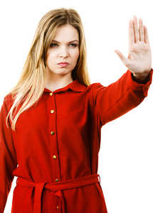 自信的女人否认。 女性用手掌显示停止标志手势。