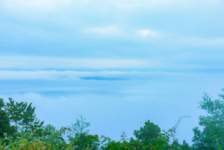 雾的观点海，雾的美丽山景，日出的场景，多伊萨默刀。泰国南省斯里兰卡国家公园