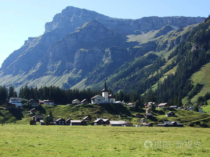典型的风景如画的高山村,乌尔纳博登-乌里县,瑞士