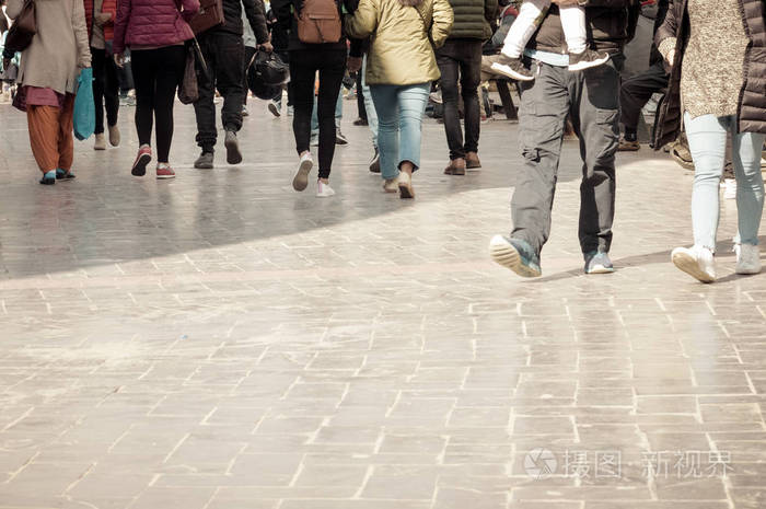 一群行人穿过城市的街道,人们在街上散步. 大城市生活.
