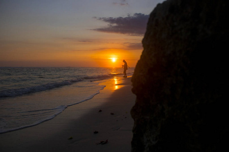巴厘岛海滩，夕阳和人的轮廓