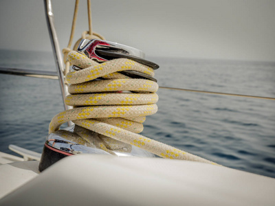 黄色条纹绳索缠绕圆形帆船侧绞车。