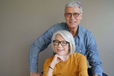 一对轻松有趣的老年夫妇戴着眼镜的背景画像