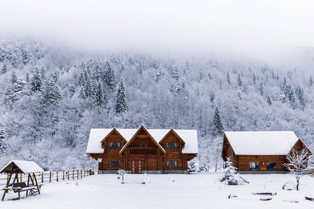 冬天山里的木屋
