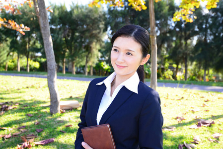 女人在公园里放松