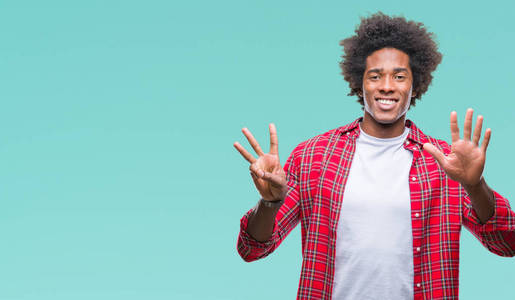 美国黑人男子在孤立的背景上显示和指着8号手指，同时微笑自信和快乐。