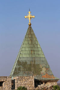 正统教堂塔顶的金十字架