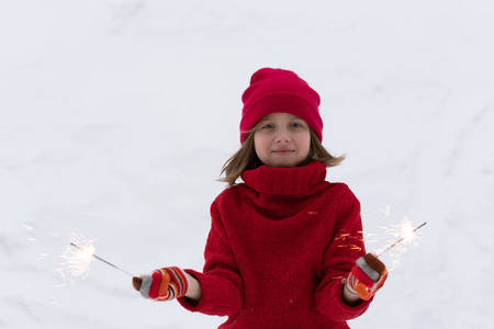 冬天，小女孩站在外面闪闪发光