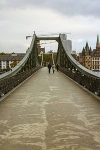 历史上的金属人行桥在法兰克福的主。 德国