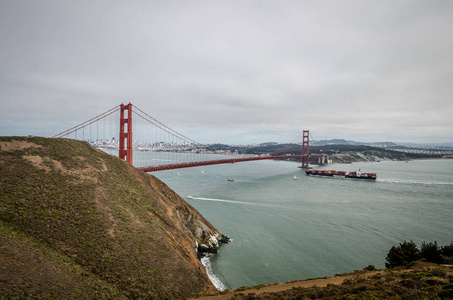 从马林海岬看到旧金山金门大桥的广角景观