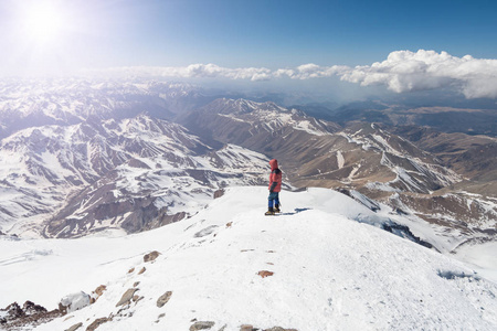 登山者站在elbrus5642米的顶端，看着群山