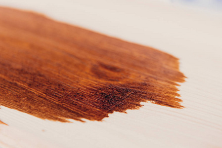 在木制表面涂上保护清漆。