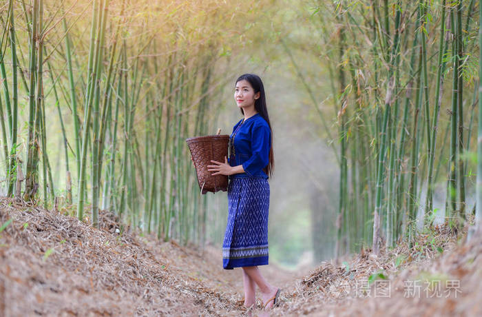 美丽的年轻亚洲妇女幸福的肖像,带着篮子微笑,在乡村乡村收获农业