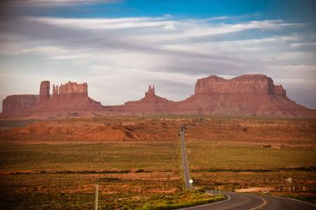通往犹他州纪念碑山谷的道路，位于美国西南部四角地区。 日出时拍摄