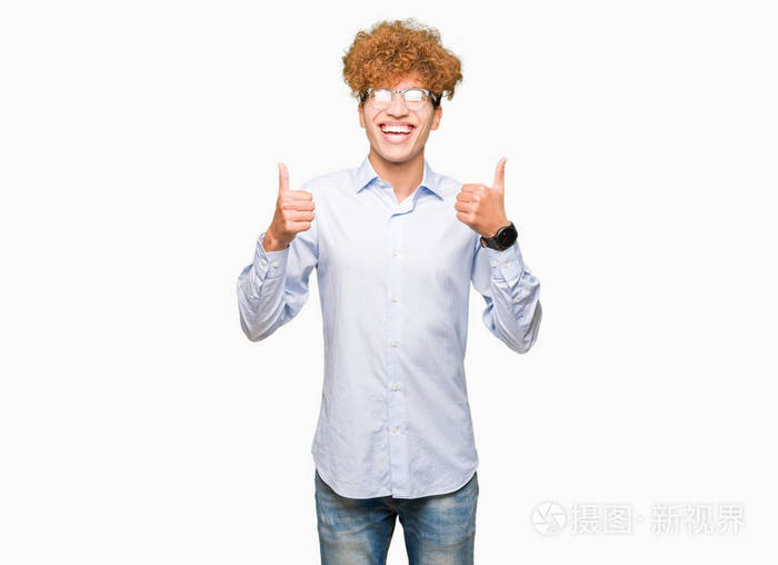 年轻英俊的商人带着非洲人戴着眼镜,成功的标志,用手竖起大拇指做积极
