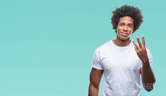 美国黑人男子在孤立的背景上显示和指着第三个手指,同时微笑自信和