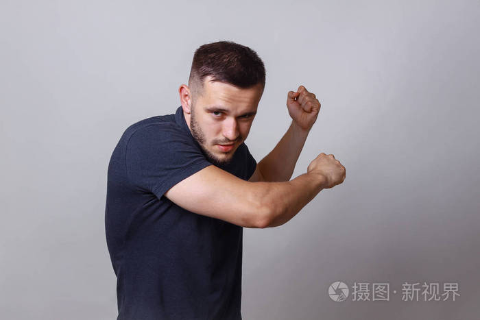 人的肖像在战斗姿势或拿着什么,并作出挥拳.