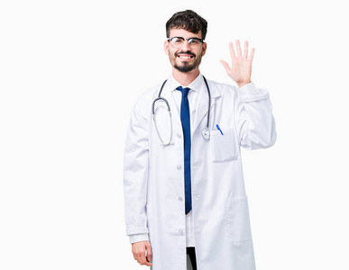 年轻的医生穿着医院外套，在孤立的背景上，用手指举着第五个，同时微笑着自信和快乐。
